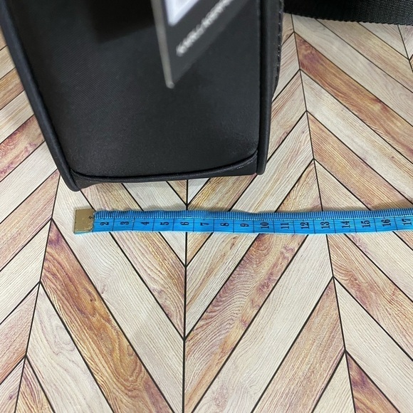 NWT Perfect travel bag or everyday bag! Great quality. - Picture 6 of 10